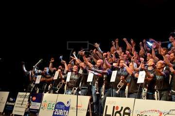 Acto de presentación de la murga teldense Los Nietos de Sarymanchez en el Teatro Víctor Jara de Vecindario (Foto Francisco Javier Santana)